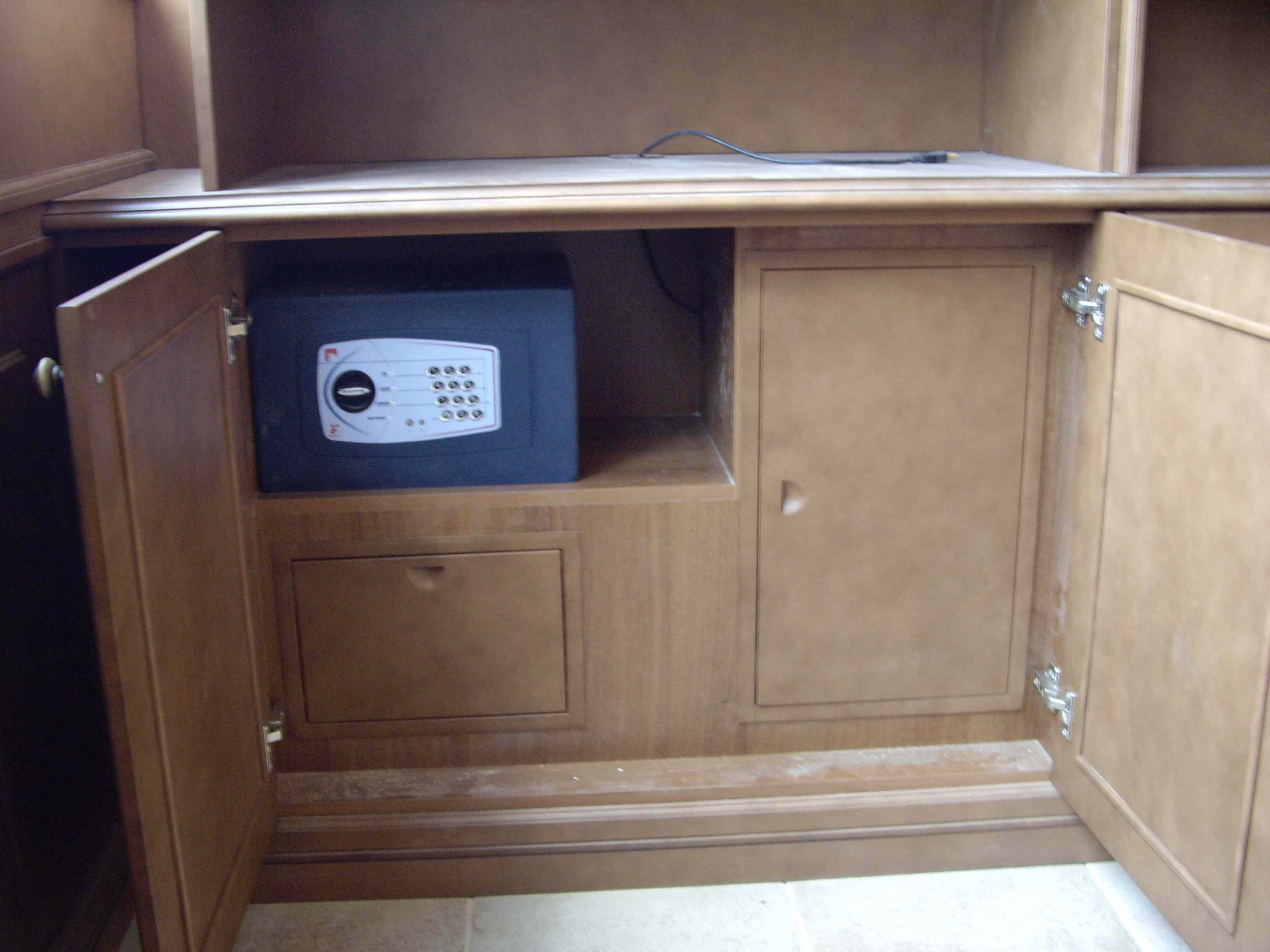 прячем сейф стол